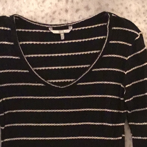 Buckle BKE Striped Top V-Neck LARGE NWOT - Picture 5 of 8